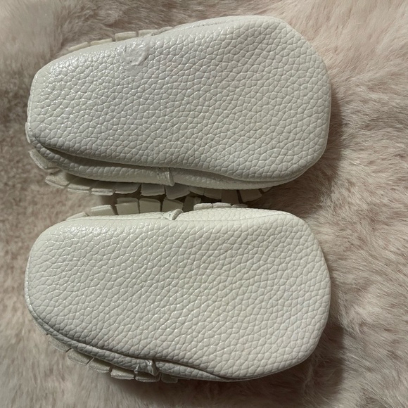 White Baby Moccasins with Bow - Picture 5 of 13